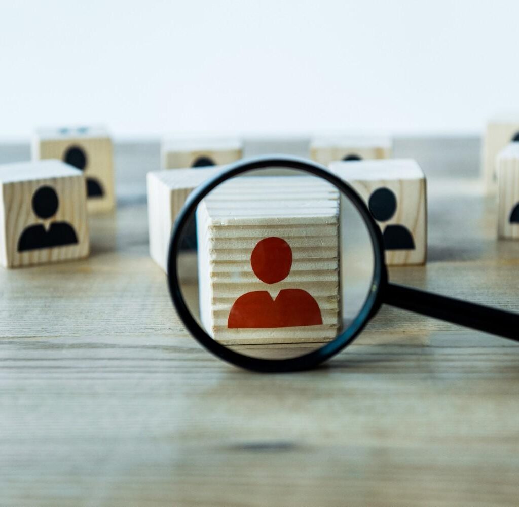 A 10-point checklist graphic for selecting the best job consultancy and recruitment agency in Thane.