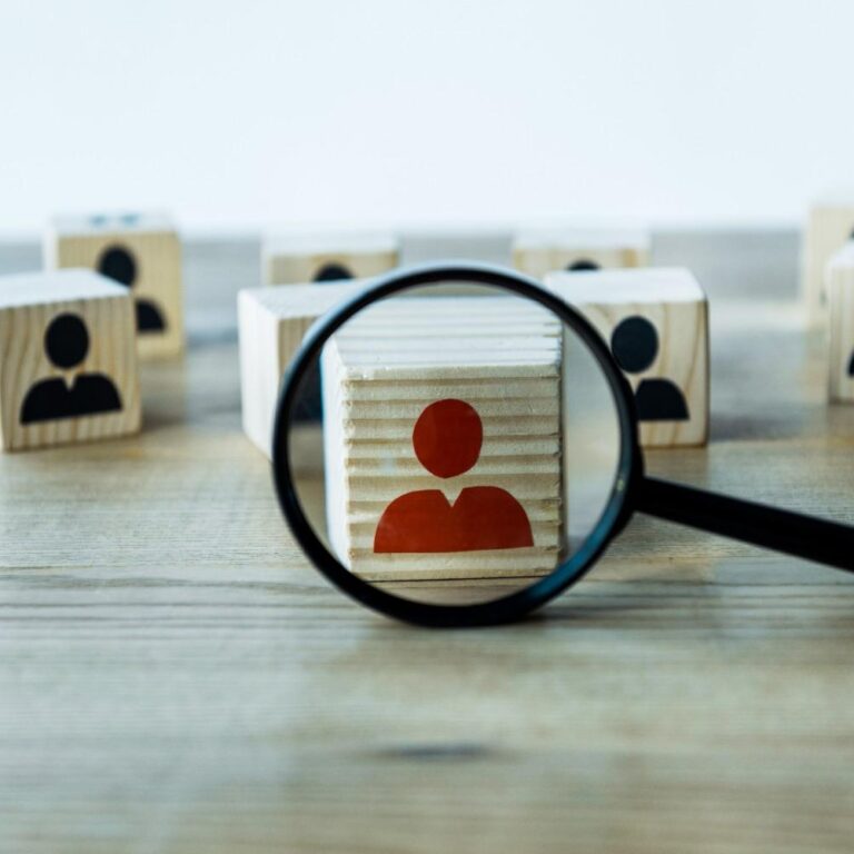 A 10-point checklist graphic for selecting the best job consultancy and recruitment agency in Thane.
